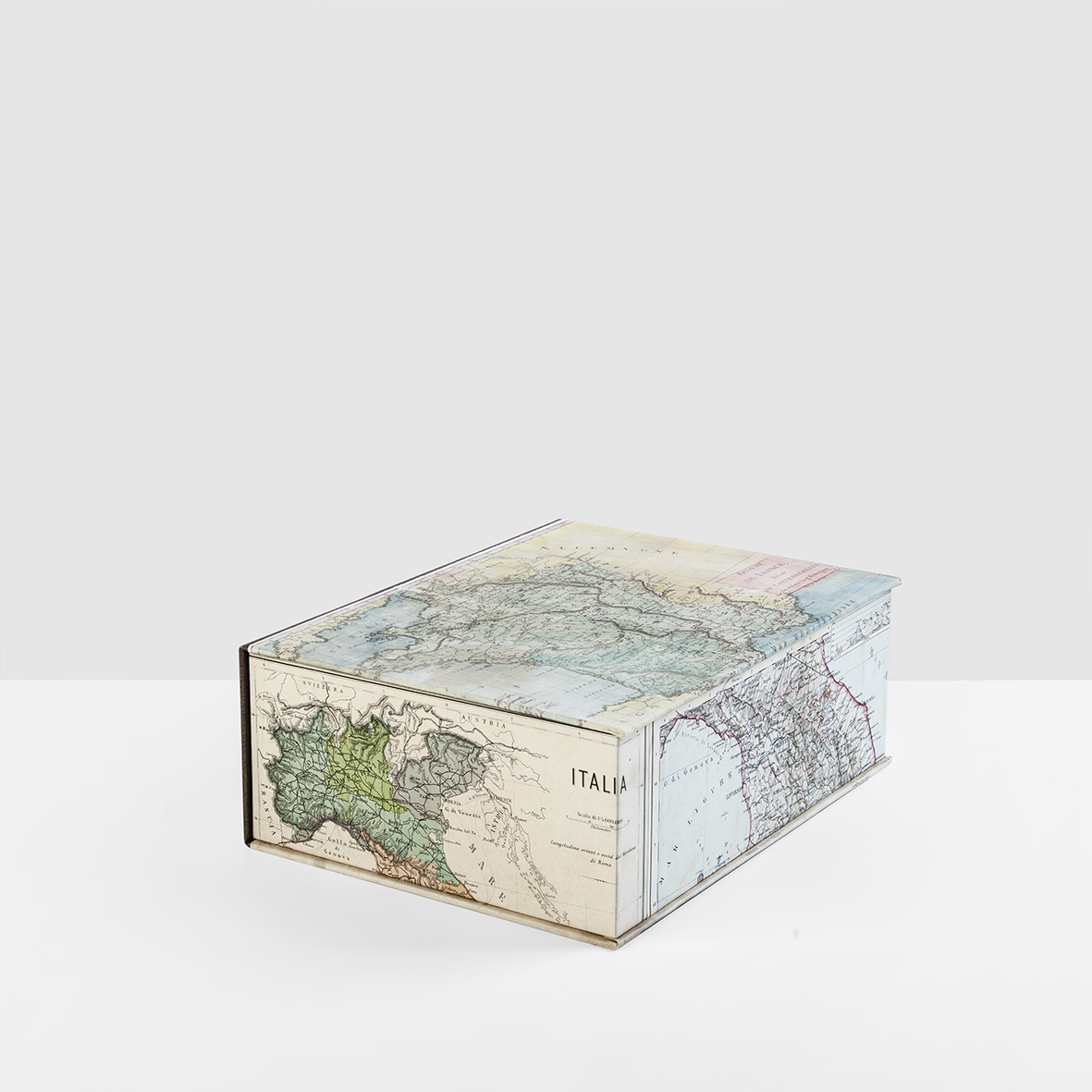 Scatola porta documenti fatta a mano con vecchie carte geografiche - Labò  Home Decor